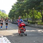 新業(yè)團隊在賽程路上也捕捉不少令人感動的風景：小小跑者尚未能參與比賽，但媽咪成為強大且耐心十足的後盾，讓小小孩也感受場邊加油聲的熱情與支持。