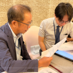 小組間透過面談紀(jì)錄表，交流對(duì)話，模擬面談時(shí)應(yīng)具備的技能，找到最適配職位、團(tuán)隊(duì)和公司文化的人才。(圖左一為新業(yè)建設(shè) 卓勝隆 董事長(zhǎng))