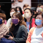 藝術(shù)家以開朗風(fēng)趣的演說風(fēng)格，讓賓客的心湖，蕩漾出縷縷的閒適感，迎來笑意盈盈的午後時光。