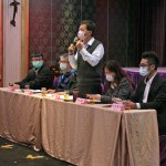 新業(yè)建設(shè)簡(jiǎn)福榮總經(jīng)理（右三）、客服部楊麗真副理（右二），恭喜住戶入厝的喜悅，也歡迎每一位住戶成為『新業(yè)家族』的一份子。