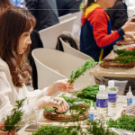 新鮮的雪松作為這次花圈基底，以手掌長度為基本大小，並可自行修整雪松的茂密度與長度，調(diào)整出理想中的花圈效果。