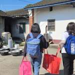 同仁協(xié)力提著15公斤重的年菜，穿梭在臺(tái)中的街道巷弄，只為將這份惦記與問(wèn)候，送至弱勢(shì)獨(dú)居長(zhǎng)輩、身心障礙朋友手中。