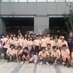 七天六夜東海建築營(yíng)的參訪除了觀峰再添一案，鏡頭轉(zhuǎn)到社會(huì)勞工住宅【新業(yè)宜家】，由楊世偉經(jīng)理(右一)及林宜鋒建築師（左一）帶大家探索生活的靈感與美感。