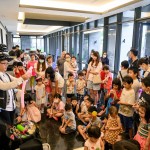 小朋友好奇盯著魔術師手中那可愛的小豬、小鴨造型氣球是怎麼成形的，殷殷期盼著早點拿到專屬於自己的氣球。