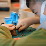 緊握木工刀，仔細(xì)認(rèn)真的刻劃出記憶中獨角仙的獨特紋路，製作出專屬的工藝品。