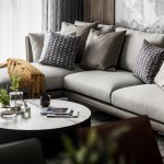 回了家，讓自己原本拘謹(jǐn)?shù)膽B(tài)度變得隨興自適，些許慵懶也無妨，因?yàn)榧沂侨绱司哂邪萘?，因而成為生命中渴求的憧憬之一?>
										<div   id=