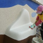 放學(xué)與同伴坐在椅子上，感受自在遨遊的時光，在公共藝術(shù)品【友．相伴】的構(gòu)想中，人與自然是共生共存的關(guān)係，延伸出立體的座椅，作為相依相惜的象徵。