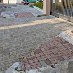 舊有的人行道鋪面，由不同時期修建，大部分已破損、不平整，學(xué)童出入易產(chǎn)生危害。（圖為成功國小附設(shè)幼兒園出入口）