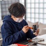 將滾輪上的油墨塗滿整面圖樣，均勻刷印，使印製出來(lái)的圖樣更豐富飽滿、活靈活現(xiàn)。