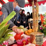 由新業(yè)建設(shè) 穆椿松名譽董事長起頭，斟上一杯敬天地的心，建築的初衷與懇求願得天地垂聽。