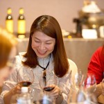 對比不同的葡萄酒，呈現(xiàn)出不同的紅色，有石榴紅、寶石紅及磚紅，依照老師的講解搭配品飲，了解最適切自己的口味。