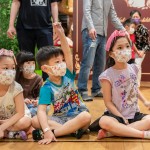 小探險(xiǎn)家們排排坐，認(rèn)真的聽著大哥哥大姊姊的引導(dǎo)，興奮的舉手回答問題。