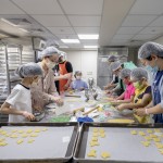 深入庇護工場的生產線，體驗讓50位身心障礙者穩(wěn)定就業(yè)的工作場域，新業(yè)家族的大小朋友們，親身投入在製作烘焙品的樂趣之中。