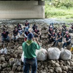感謝荒野保護(hù)協(xié)會的帶領(lǐng)，在一袋袋垃圾前，我們嘗試閉上雙眼，感受風(fēng)吹過皮膚、聆聽大自然原有的各種聲音。