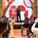 從晦暗的作品，得了大大小小的獎項，轉(zhuǎn)而做帶給人幸福的工作，楊士毅用同樣的雙手，因為一點點的美好心意，而造就不同的風(fēng)景。