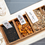 由老店舖中藥行調(diào)製而成的天然藥草配方，每一種都是植物藥草帶來的祝福，讓天然植物陪伴您過生活。