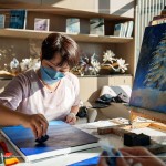 運用海綿以輕拍的方式打底，會產(chǎn)生與刷子很不一樣的紋理效果，在分層上色時，海綿也能將顏色巧妙地融合在一起，為作品帶來深度。