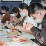 家人們聚精會(huì)神，為剪出理想的作品，需要仔細(xì)地、慢慢地動(dòng)手，將對(duì)新年的展望
寄託於此。