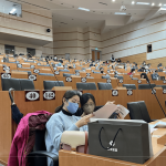 住戶們相互交流，匯總關(guān)於美好家園的嚮往，共同為未來制定出新的美好篇章。