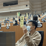 仔細(xì)聆聽法條的細(xì)修並謹(jǐn)慎投票，是對未來社區(qū)的期望。