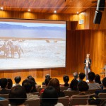 飛躍非洲草原，廣闊無(wú)垠的大地，孕育著無(wú)數(shù)生命的躍動(dòng)，擁抱古老厚實(shí)的文化，感受與土地的脈動(dòng)。