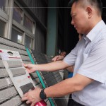 新業(yè)建設(shè)吳志輝建築師 仔細(xì)比對(duì)樣品與實(shí)際成品，並於陽(yáng)光照射下，感受顏色紋理及曲線(xiàn)起伏。