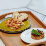 橄欖油在料理中有許多變化，當(dāng)天活動示範(fàn)『芝麻葉番茄沙沙普切達(dá)』、『經(jīng)典橄欖油泡蝦』，讓住戶在家中也能輕易完成。