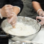 加熱拌勻的粉糊，使用搟麵棍持續(xù)攪拌1分鐘以上，為的是讓蘿蔔糕口感更有彈性、更有層次。