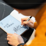 由黃豪平著作的「不只是喜劇演員」作為抽獎(jiǎng)禮，每一本都附上親筆簽名，將書(shū)籍變?yōu)橐环轀嘏呐惆椤?>
										<div   id=