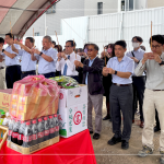 新業(yè)團隊齊聚，心中滿懷期盼與感恩，眾人一心，手持炷香敬虔內(nèi)心，煙氣裊裊上升，願直達天聽。