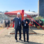 萬(wàn)丈高樓平地起，新業(yè)建設(shè) 穆椿松 創(chuàng)辦人(左一)與 卓勝隆 董事長(zhǎng)(右一)，講究紮實(shí)穩(wěn)健、堅(jiān)持建築職人精神，為城市注入嶄新面貌。