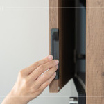 新業(yè)在櫥櫃設(shè)計(jì)上展現(xiàn)貼心巧思，不僅在櫃體設(shè)有凹槽，更加裝圓形的防撞墊，讓住戶每次開櫃都更順手、靜音。