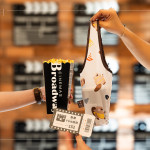 致贈(zèng)新業(yè)設(shè)計(jì)「河貍款杯袋」，解放雙手輕鬆袋著走，可重複使用，為環(huán)境友善貢獻(xiàn)一份心意。