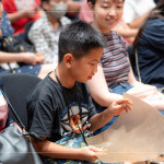 牛皮竟然這麼硬？！牛皮耐高溫、質(zhì)地堅(jiān)韌且透光性強(qiáng)，常作為皮影戲偶的製皮來(lái)源，後續(xù)經(jīng)過(guò)畫(huà)稿、刻製、上色、組裝縫合、裝桿，造就一件件民俗工藝品。