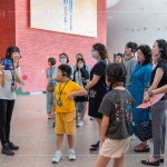 導(dǎo)覽員帶領(lǐng)住戶走訪臺(tái)中國家歌劇院，認(rèn)識(shí)獨(dú)特的建築工法，探索每一處細(xì)節(jié)背後的故事。