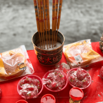 建築職人團(tuán)隊(duì)齊聚，慎重且誠心，持煙香祭拜，將心願(yuàn)直達(dá)天聽。