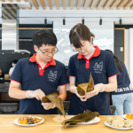 當天大多數(shù)為初體驗的同仁，互相請益、交流，每一步驟不得馬虎，為的是將這最真切的禮物，送至獨居長輩、身心障礙者手中，為今年端午節(jié)增添另一份手感溫度。