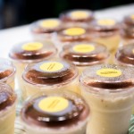 100%的乳酪提拉米蘇，製作過程不加一滴水的堅(jiān)持，象徵新業(yè)對(duì)家人們的守護(hù)，作為會(huì)後伴手禮贈(zèng)送，致上新業(yè)最誠(chéng)摯的心意。