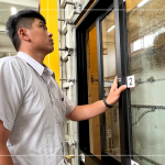 氣密窗經(jīng)過(guò)反覆的施加風(fēng)壓後，營(yíng)建部同仁再三確認(rèn)窗框是否有變形的問(wèn)題，及運(yùn)行上是否順暢。