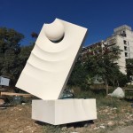 義大利藝術家Filin Gheorghi的石雕作品「東海之眼」。人象徵著宇宙的縮影，而人的雙眼雖微小卻似能看透時空，直視古往今來，可觀照、仰視，蘊含無法想
像的龐大能量。