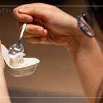 絲翠(STRACCIATELLA)是將新鮮莫札瑞拉，撕成細細的絲狀後，浸漬在臺灣在地鮮奶手工製成的鮮奶油裡，口感清爽、入口即化。