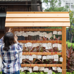 日式伝言板，每一位家族朋友們的句句美好，繫上祝福滿滿的紅繩，希望手寫的溫度，能夠保存於每一位的心中。