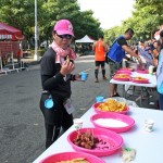 新業(yè)團隊備足小塊的香腸、水果、鹽巴，幫跑者補充能量，也方便入口。