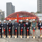 新業(yè)建設(shè) 創(chuàng)辦人穆椿松 (左五)、董事長(zhǎng)卓勝隆(右五) 與新業(yè)職人團(tuán)隊(duì)，一同為【新業(yè)恆一】揭開(kāi)序幕。