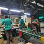 將一批批堆疊成小山、符合標(biāo)準(zhǔn)的磁磚分裝入箱，未來它們將成為某一個家庭的空間配角，肩負(fù)起守護(hù)居家安全的關(guān)鍵角色。