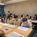 東海建築營(yíng)學(xué)員們仔細(xì)聽取林宜鋒建築師（畫面右一）的建築構(gòu)想。讓學(xué)員們擴(kuò)增生活與學(xué)習(xí)經(jīng)驗(yàn)，並以對(duì)話交換對(duì)建築的看見與心得。