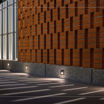 社區(qū)一隅採用「紅磚清水磚」錯落排列，夜晚透過隱藏式照明，營造出層次豐富的光影效果，為空間注入溫潤而靜謐的氣氛。