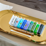 油畫棒是由粉彩加入油料，調(diào)製成棒狀的顏料，自由創(chuàng)作、色彩豐富、調(diào)色容易，不僅可以用於平面或立體作品的創(chuàng)作，也可以在各種表面上進(jìn)行繪畫。