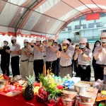 天時(shí)，地利，集眾人之力，【新業(yè)自由居】上樑典禮，手持炷香敬虔內(nèi)心，願(yuàn)一炷炷香將新業(yè)團(tuán)隊(duì)的誠心，上呈天聽。