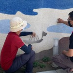 以童趣的風(fēng)格，模擬貫穿、流經(jīng)東區(qū)的生命之河－旱溪，是藝術(shù)家張婷雅導(dǎo)入校區(qū)周遭意象的巧思。